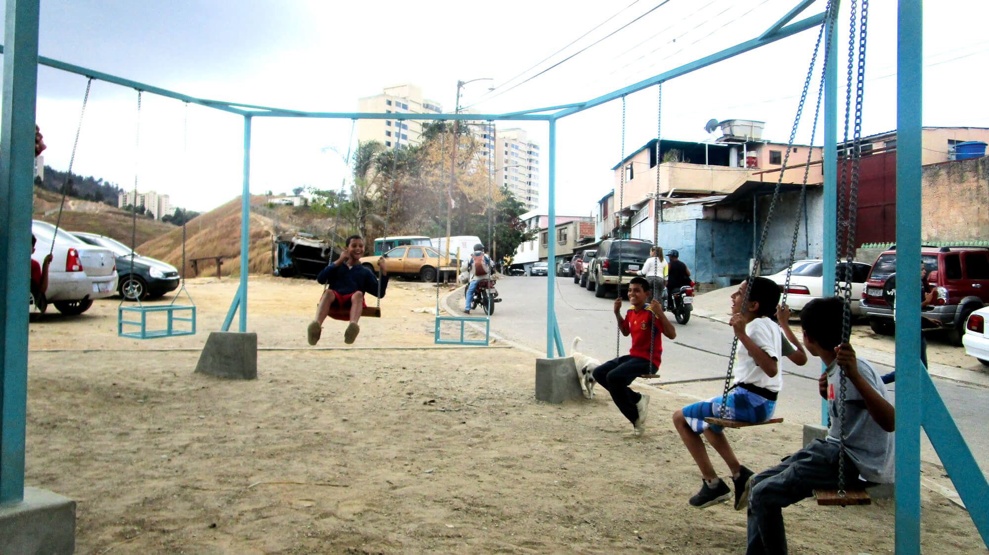 Following numerous community consultations, a parking lot in La Palomera was repurposed by Enlace Arquitectura into a kids’ play area boasting a hexagonal swing set and stunning vistas of the city.