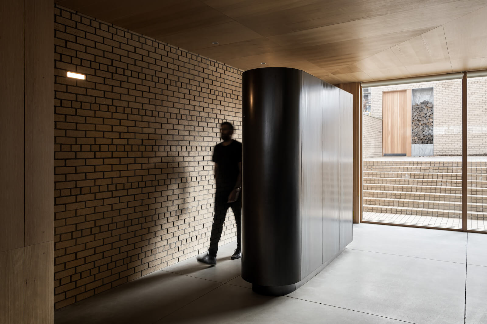 Buff clay brick reemerges in the interior as a visual connection to both the home’s exterior and the neighbourhood character.