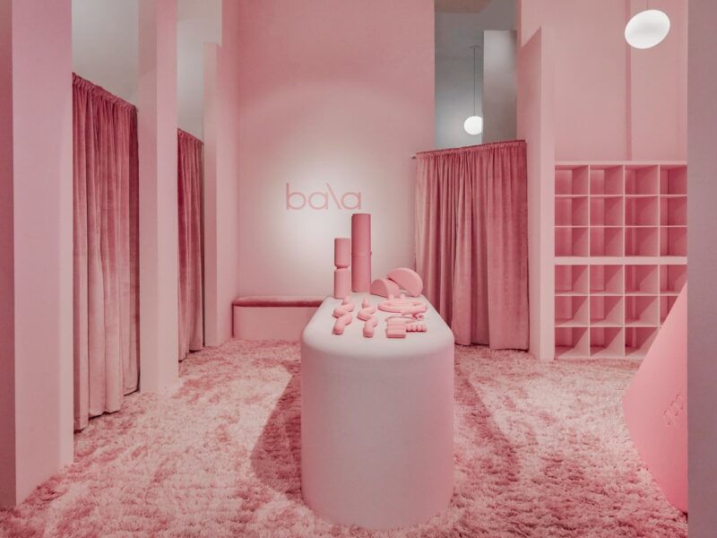 Pink fitting rooms in Bala concept store in Soho by Ringo Studio