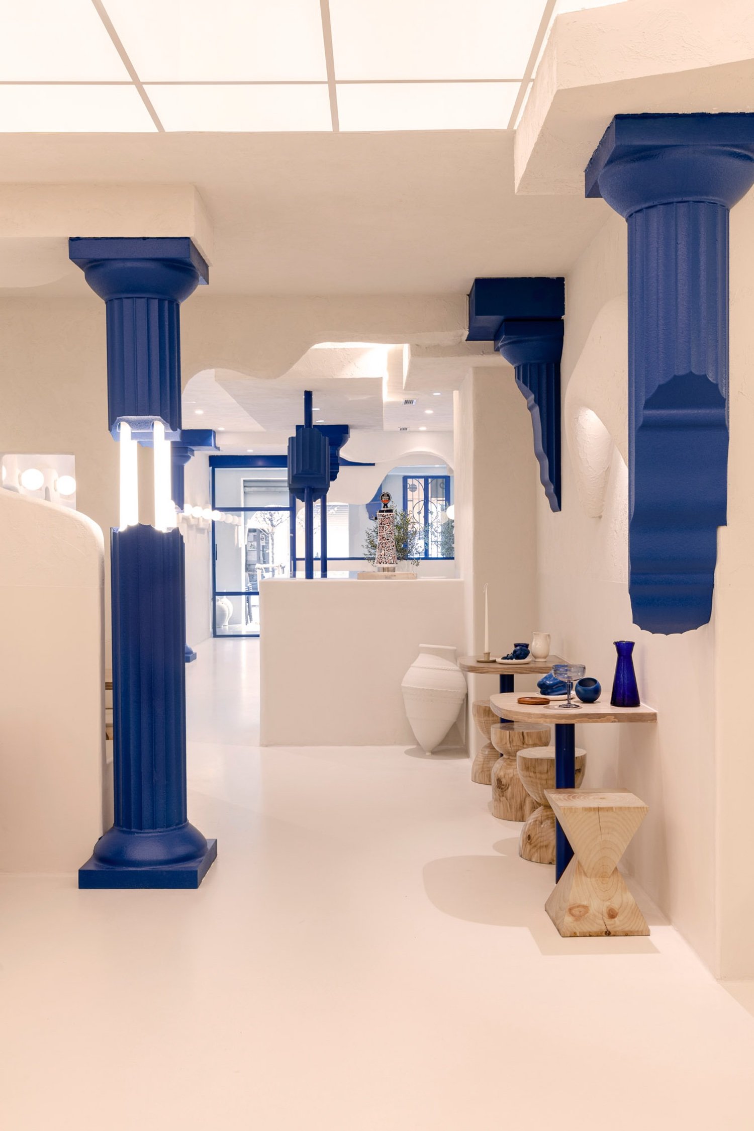 Blue 3D-printed Doric columns with embedded with LED rods adorn Masquespacio’s restaurant design for EGEO