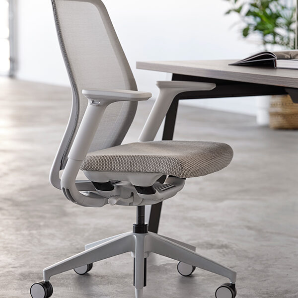 Pli chair at a desk