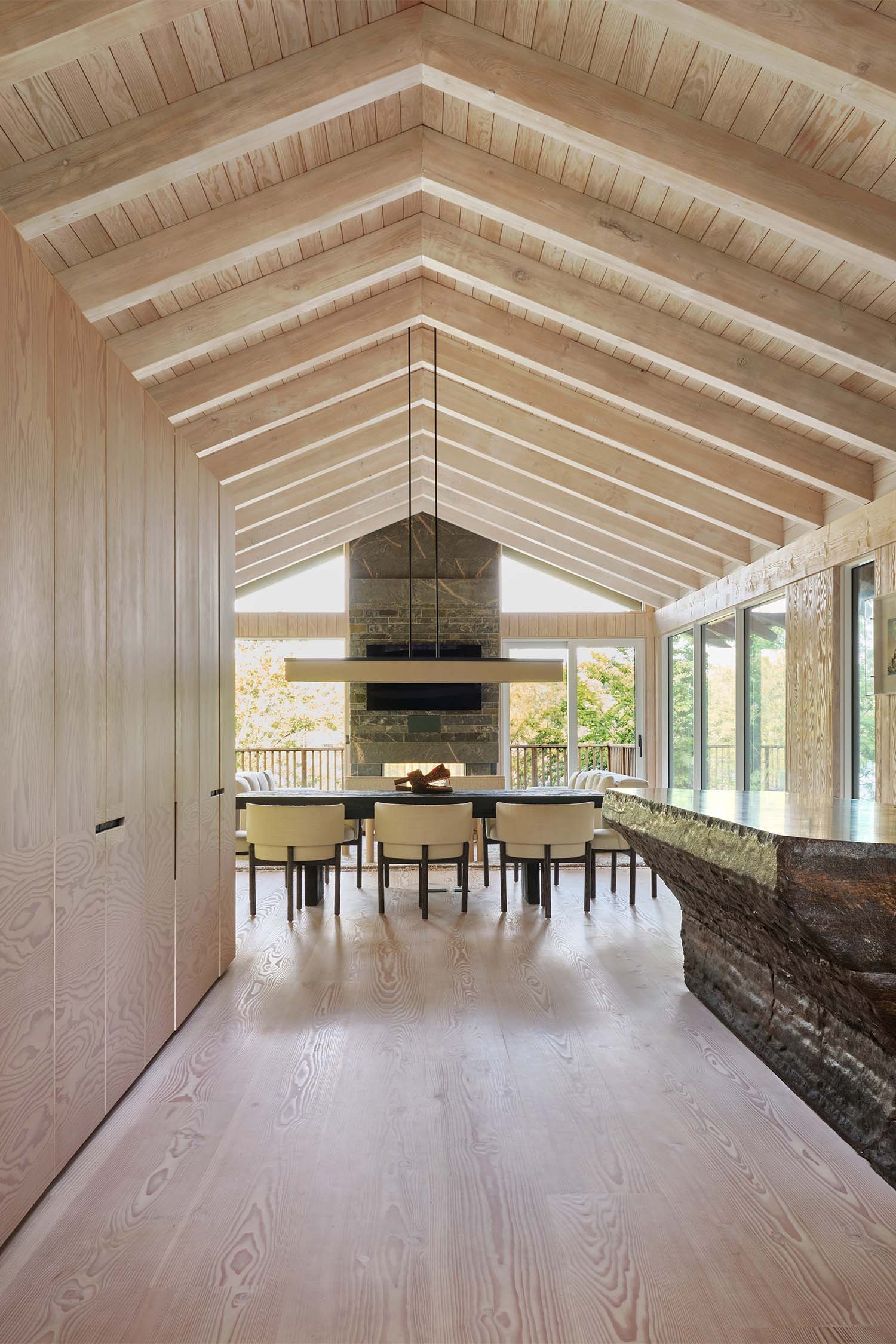 View of the dining area and kitchen space inside Studio Paolo Ferrari's Muskoka Cottage project