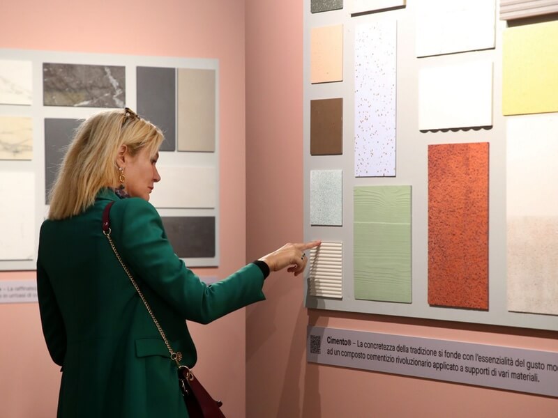 iSUPERMATERIALI interior design event woman looking at swatches