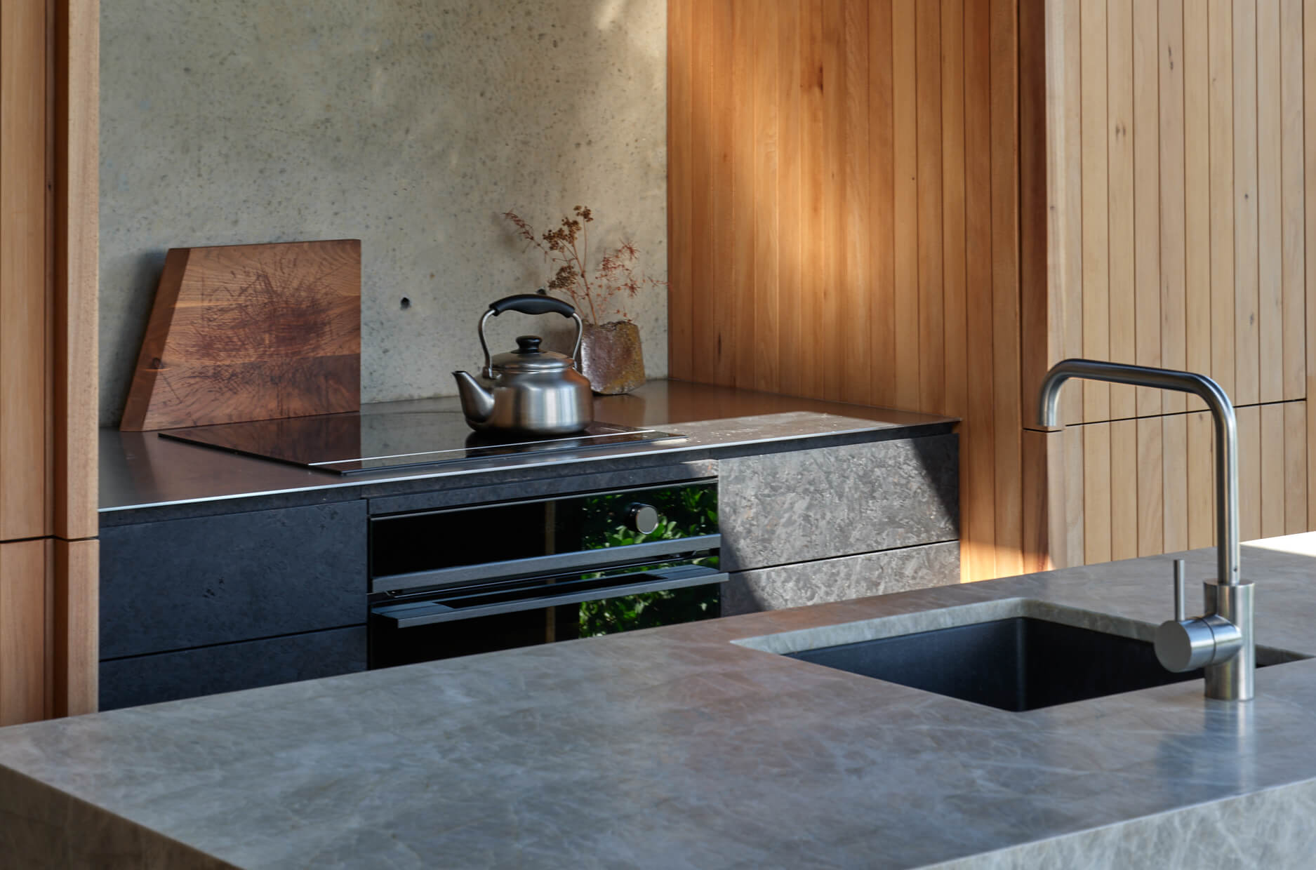 Fisher & Paykel’s Showpiece Kitchen Anchors a Tranquil Auckland  Home