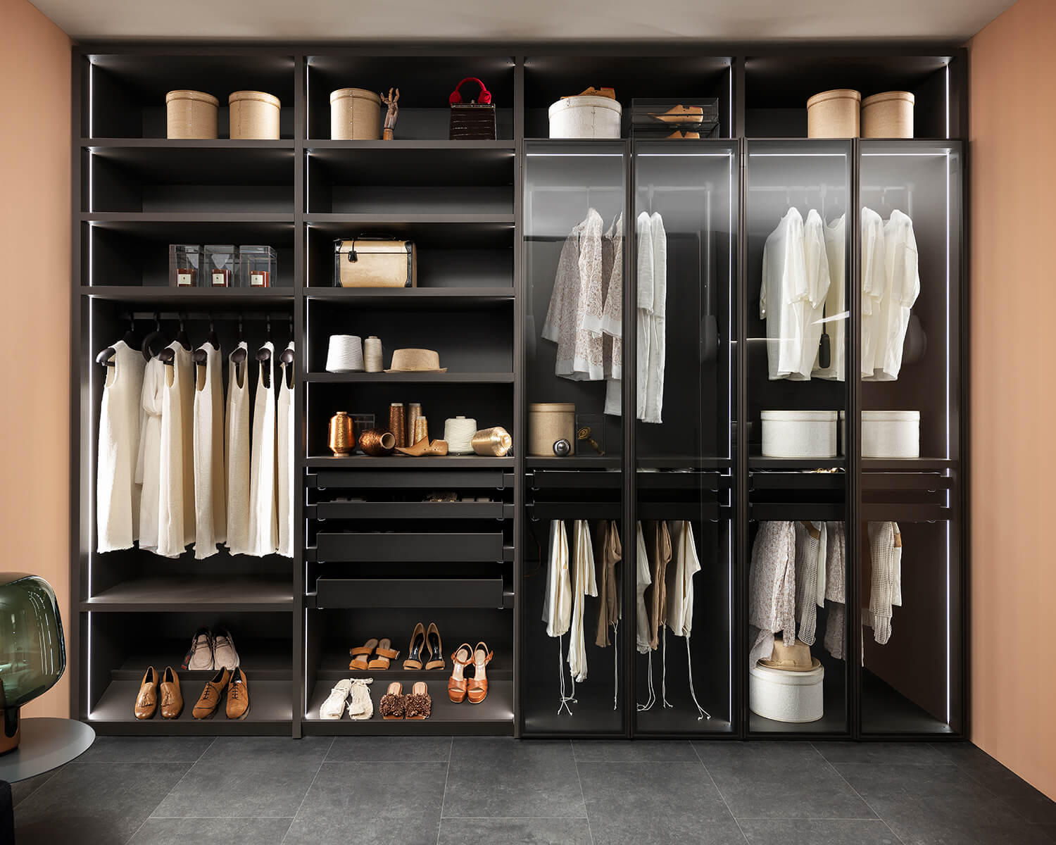 Walk-in Fluida Wardrobe designed by Vuesse and Scavolini