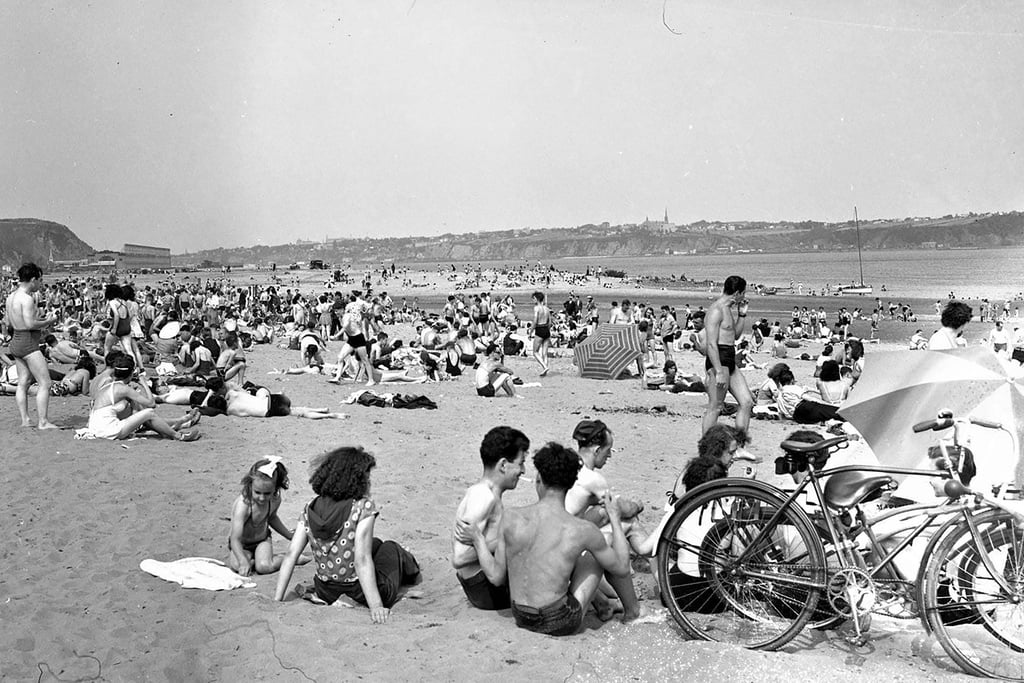 A historic black and white photo of the former plage du Foulon beach next to the St. Lawrence River in Quebec City.