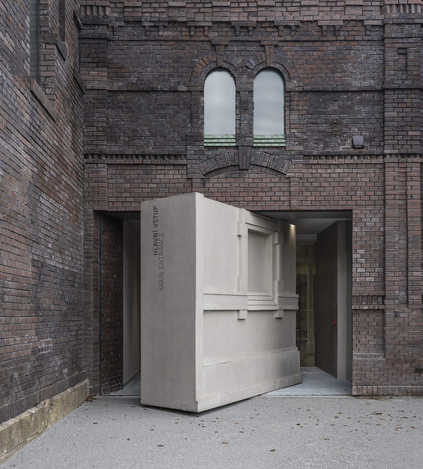 The entrance of the Plato Gallery by KWK Promes with a massive sliding wall