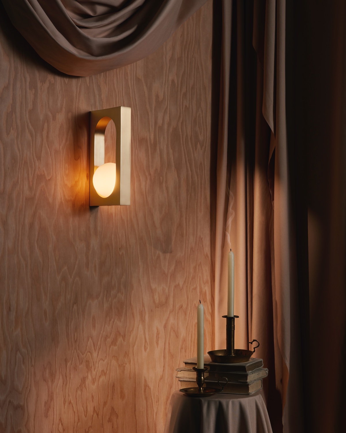 Mythos sconce