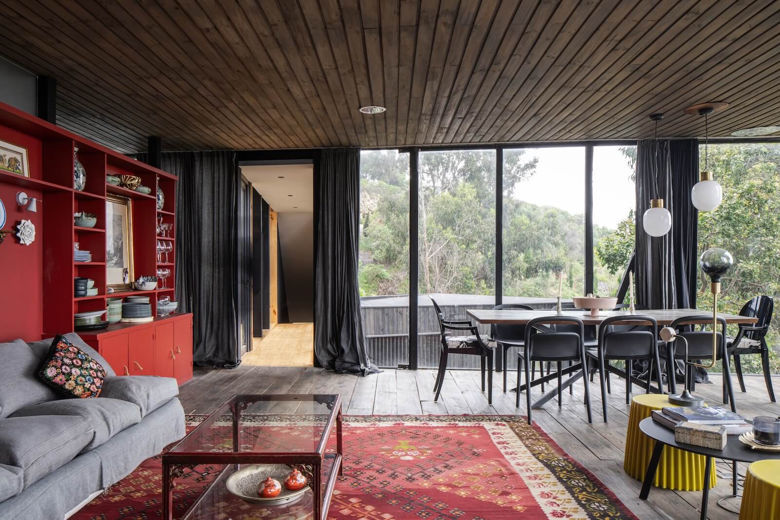 At Ignacio Correa's Chile house, the original volume was gently updated. It contains the kitchen, living and dining areas. Beyond the curtain, the bridge unfolds.