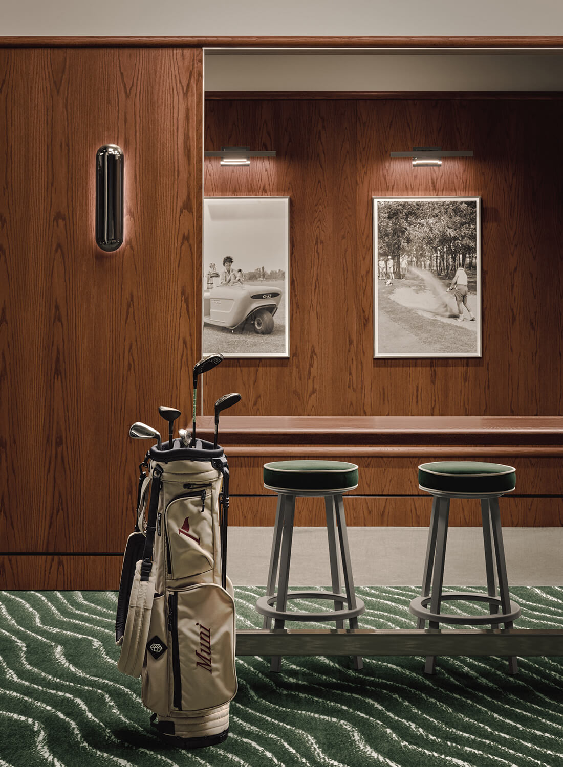 Lounge at Muni indoor golf club in Montreal