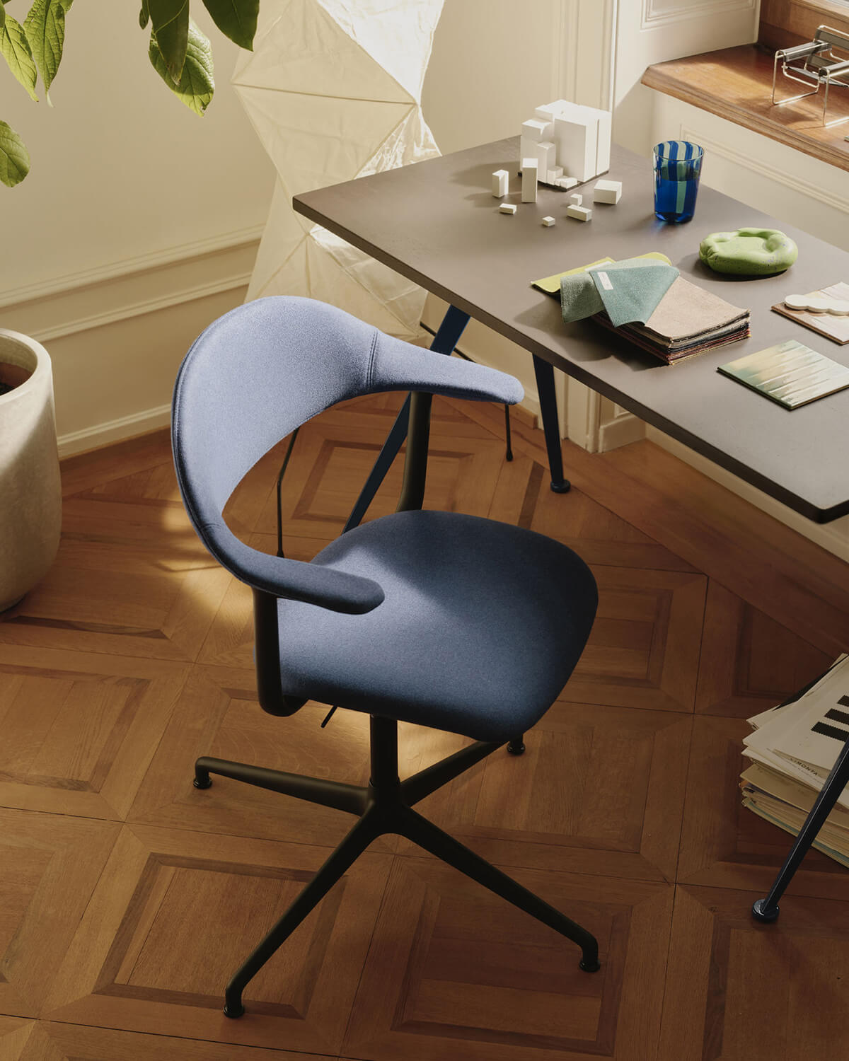 The Mynt chair by Erwan Bouroullec features a body weight–activated mechanism that tilts forward or backward with shifts in posture, the seat moving independently of the backrest. It’s the first product in Vitra’s portfolio to be introduced with V-Foam for the upholstered seat cushion configuration.