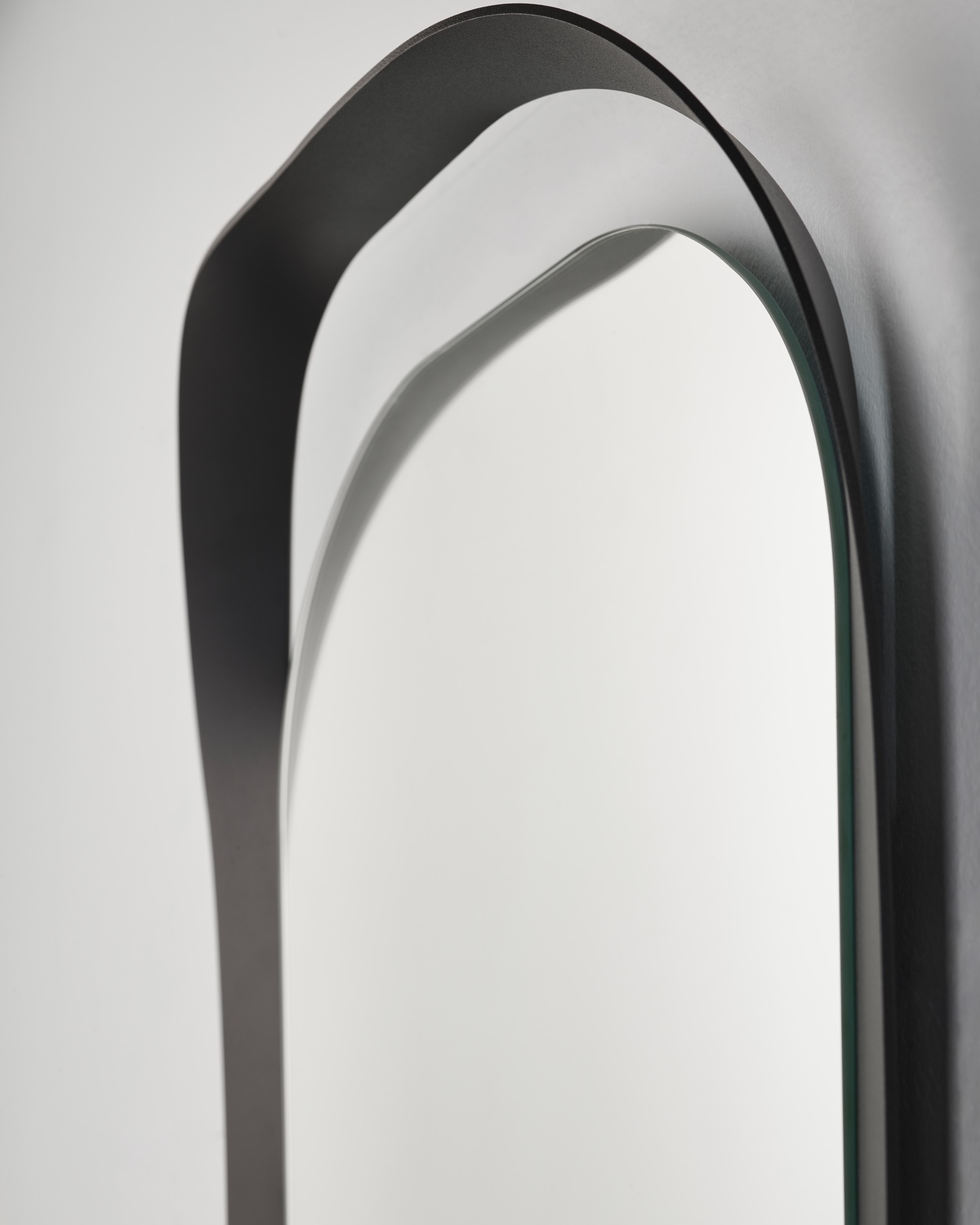 Calligra mirror by Studio Niruk for Deknudt