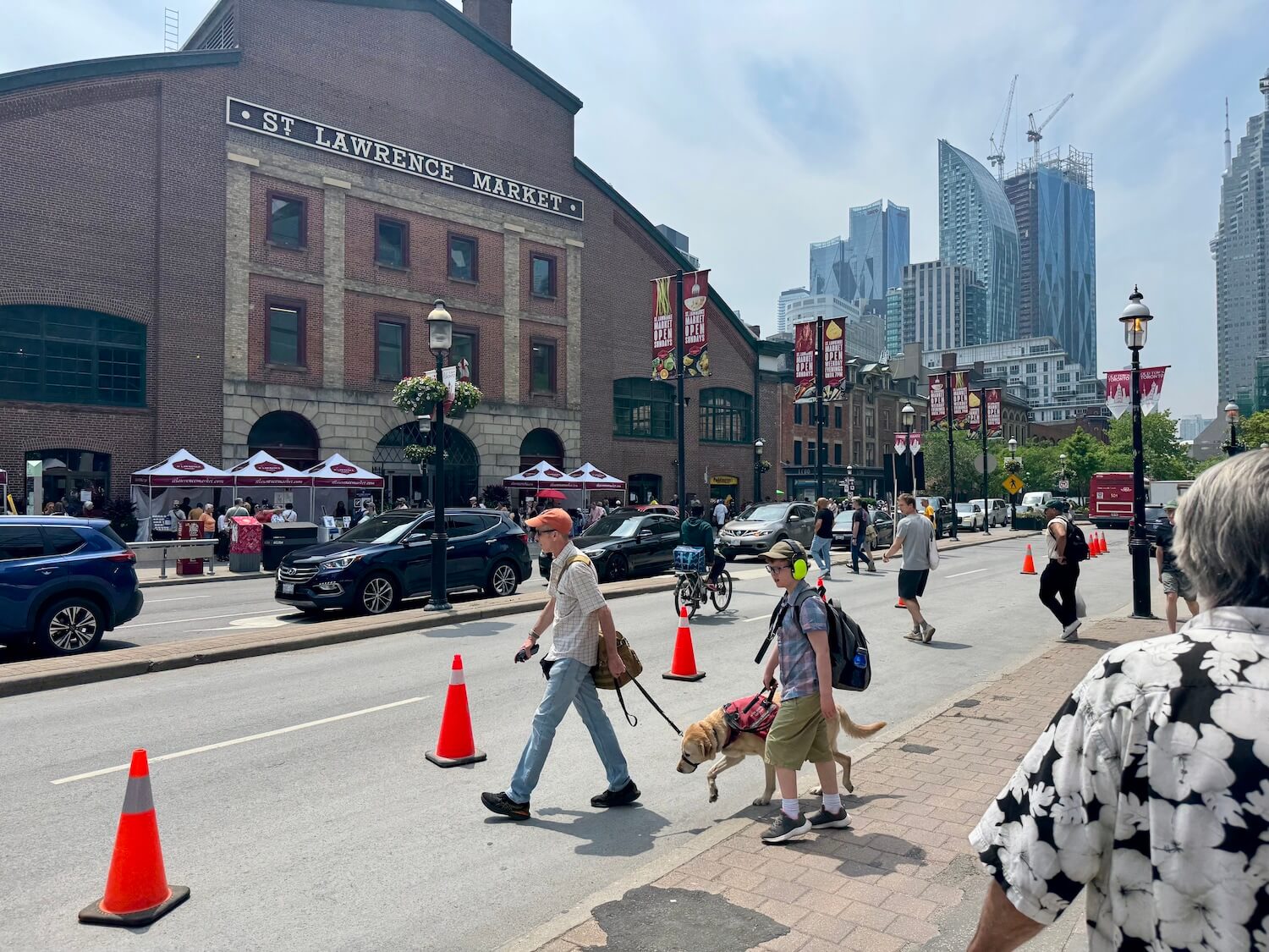 While the two urban markets convey the feeling of an urban square, the pedestrian crossing quickly dispels the notion.
