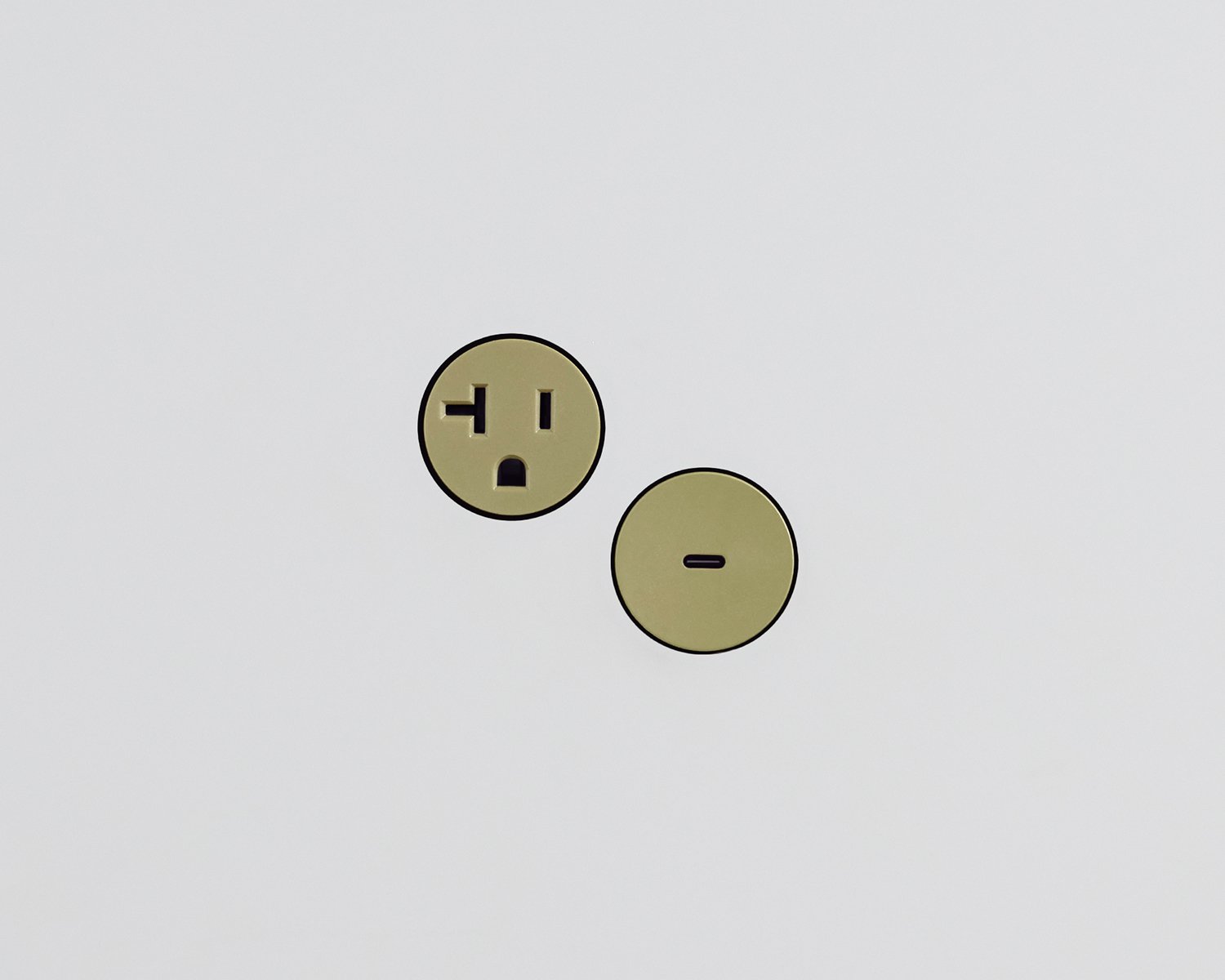 22 System outlet and USB drive in Kahki