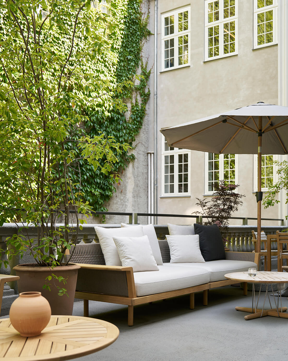 Embrace Outdoor Lounge Series by Carl Hansen & Søn