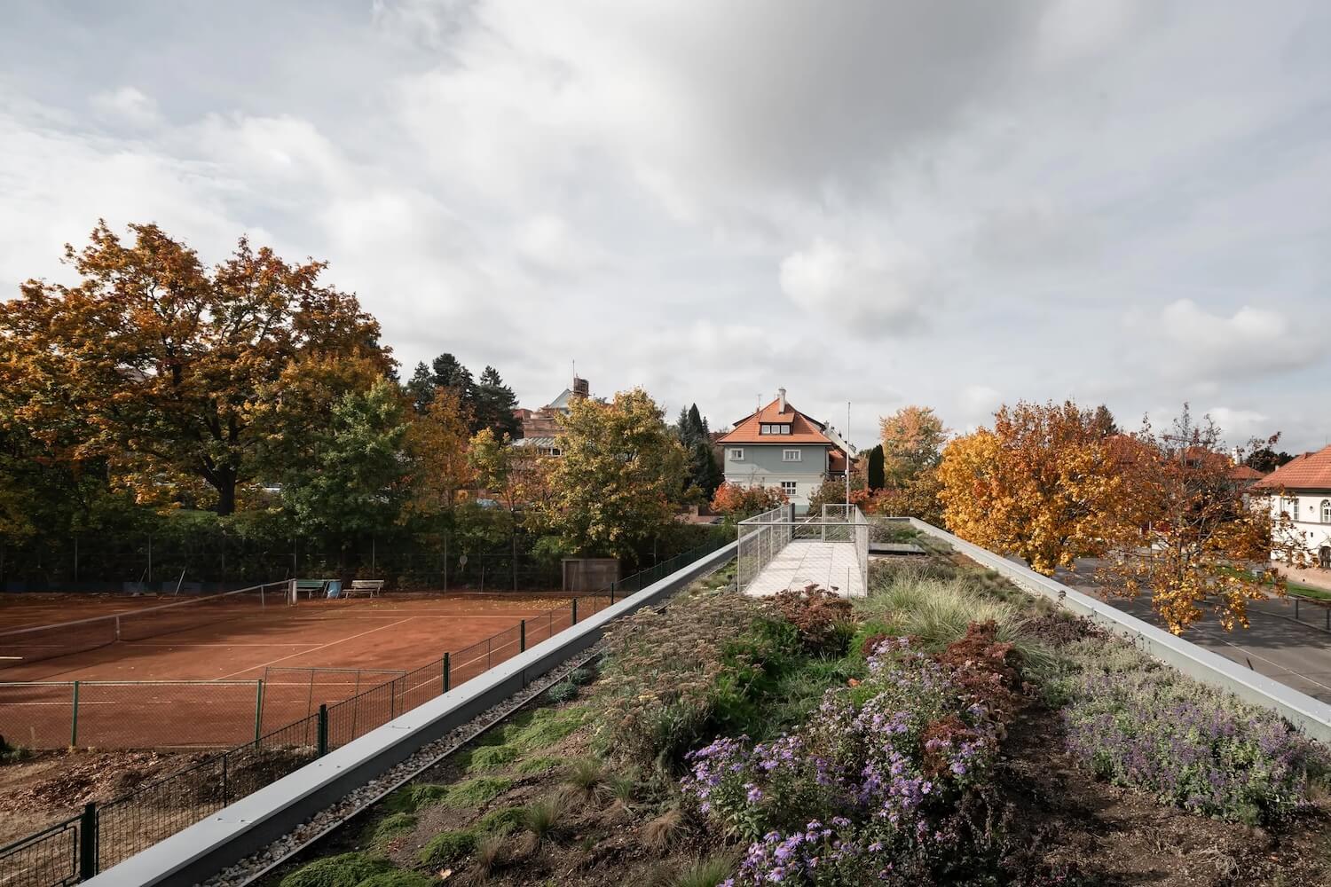 A Czech Tennis Club Makes the Most of an Urban Sliver