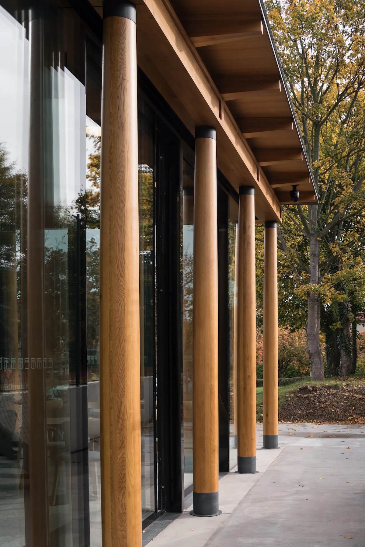 A Czech Tennis Club Makes the Most of an Urban Sliver