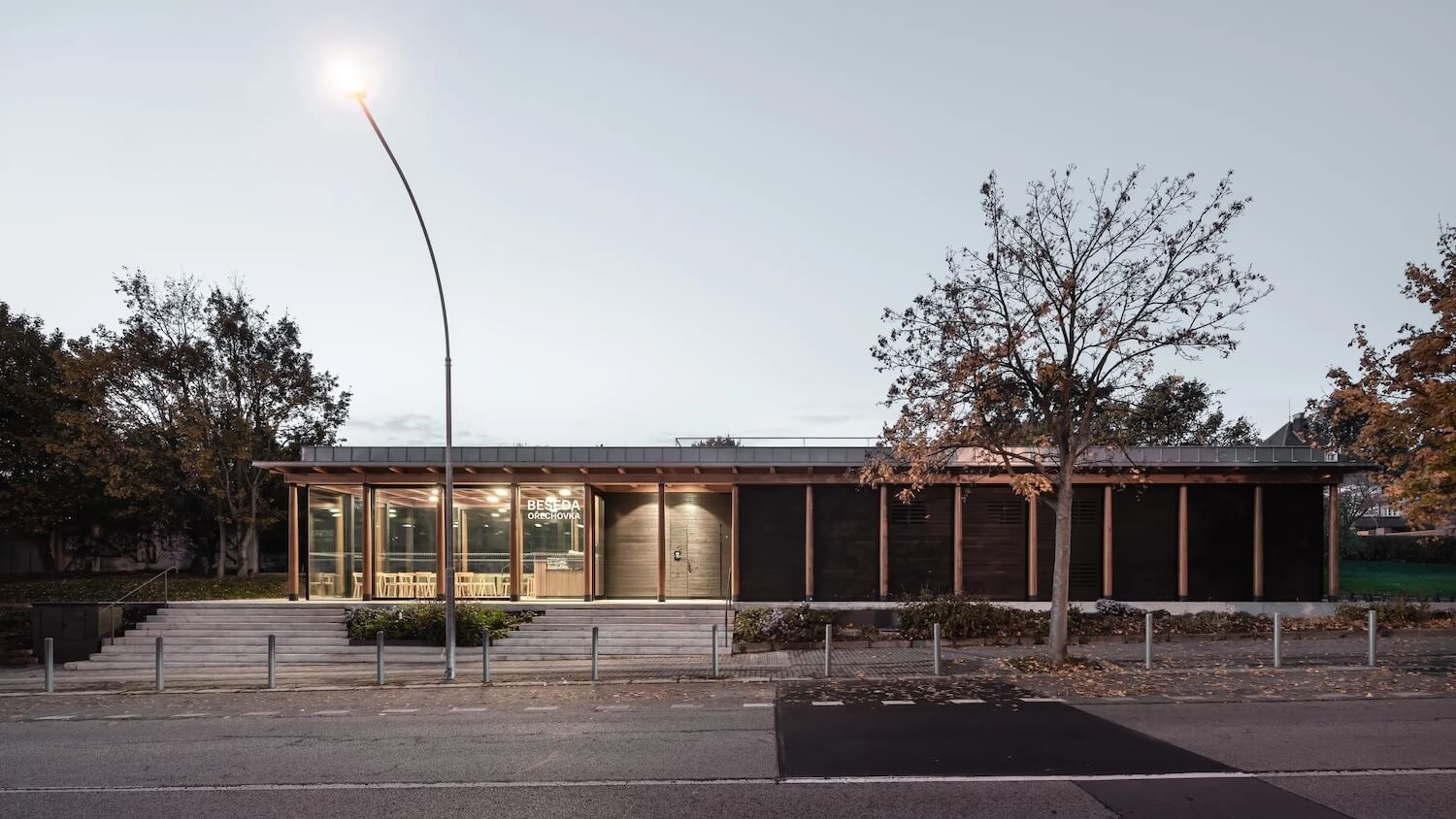 A Czech Tennis Club Makes the Most of an Urban Sliver