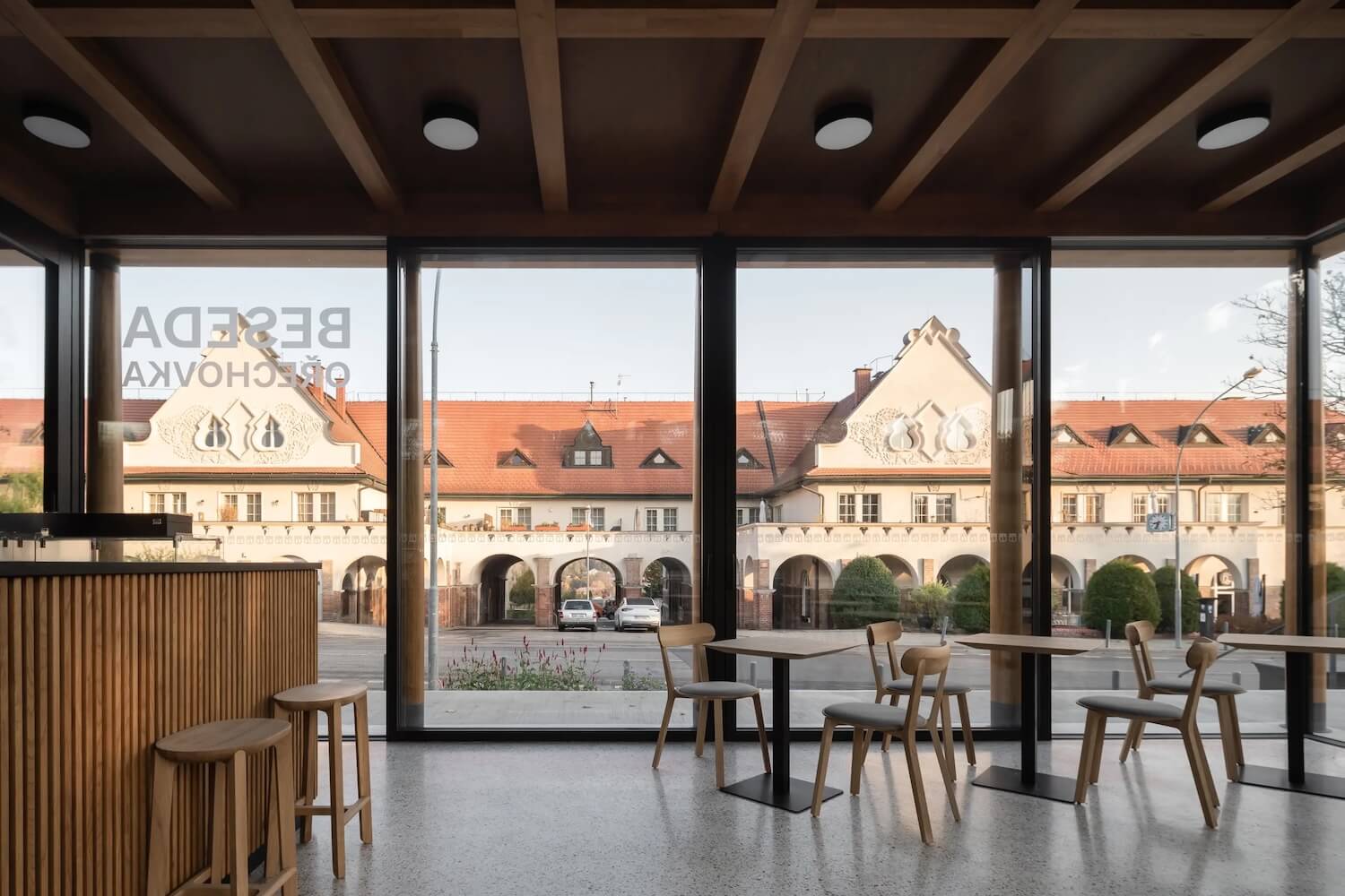 A Czech Tennis Club Makes the Most of an Urban Sliver