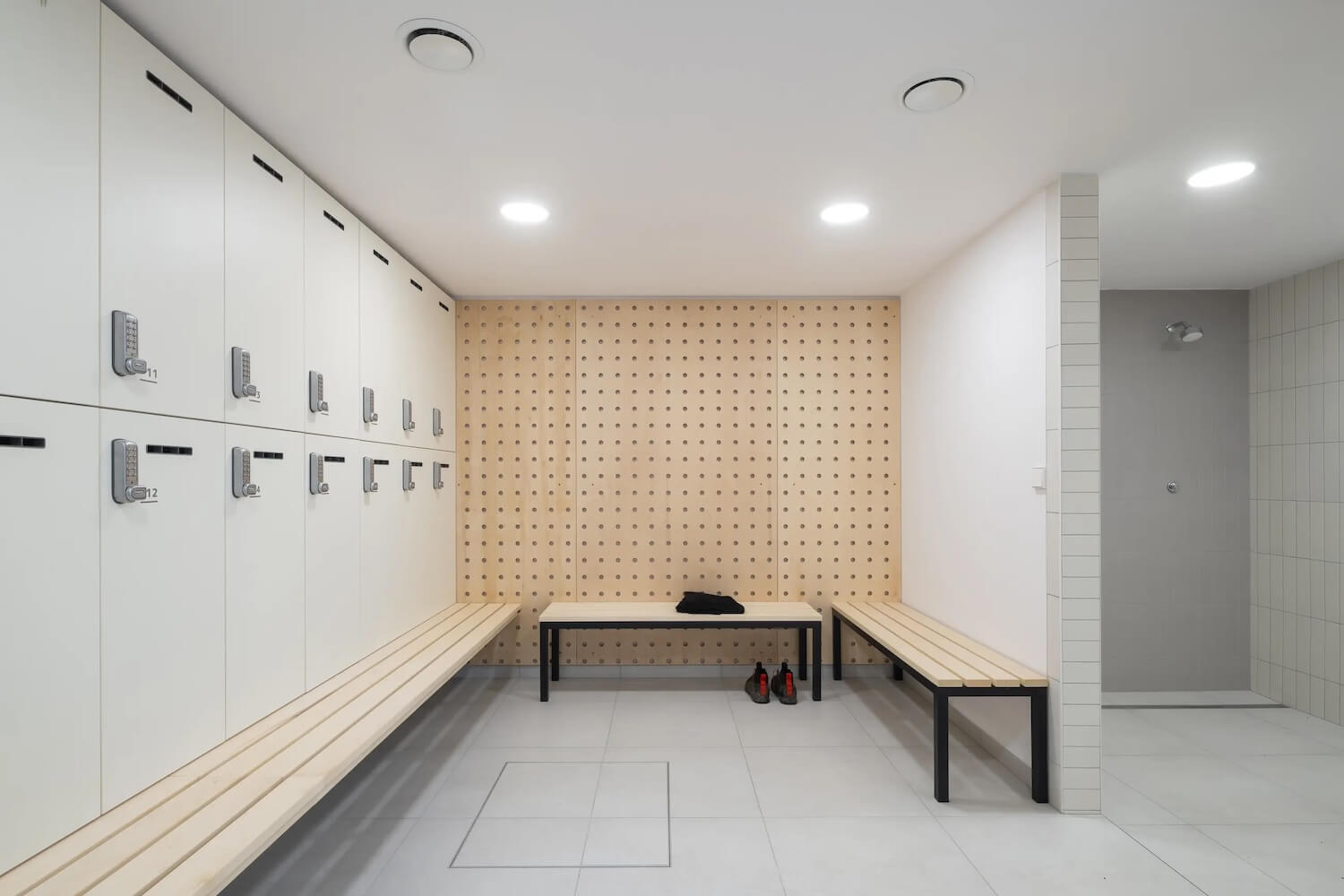 A Czech Tennis Club Makes the Most of an Urban Sliver