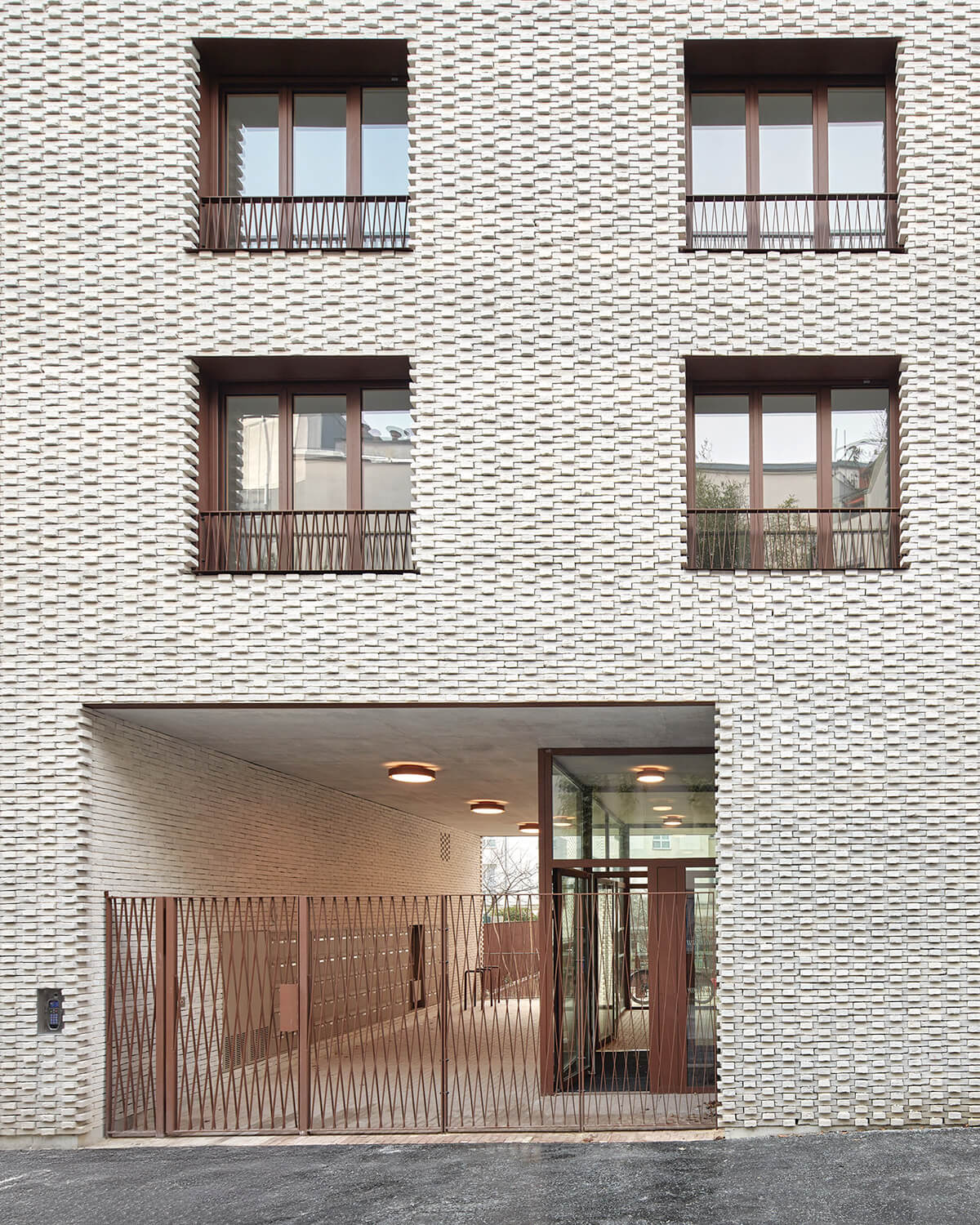 Entrance to Un Toit transitional housing for women in Paris
