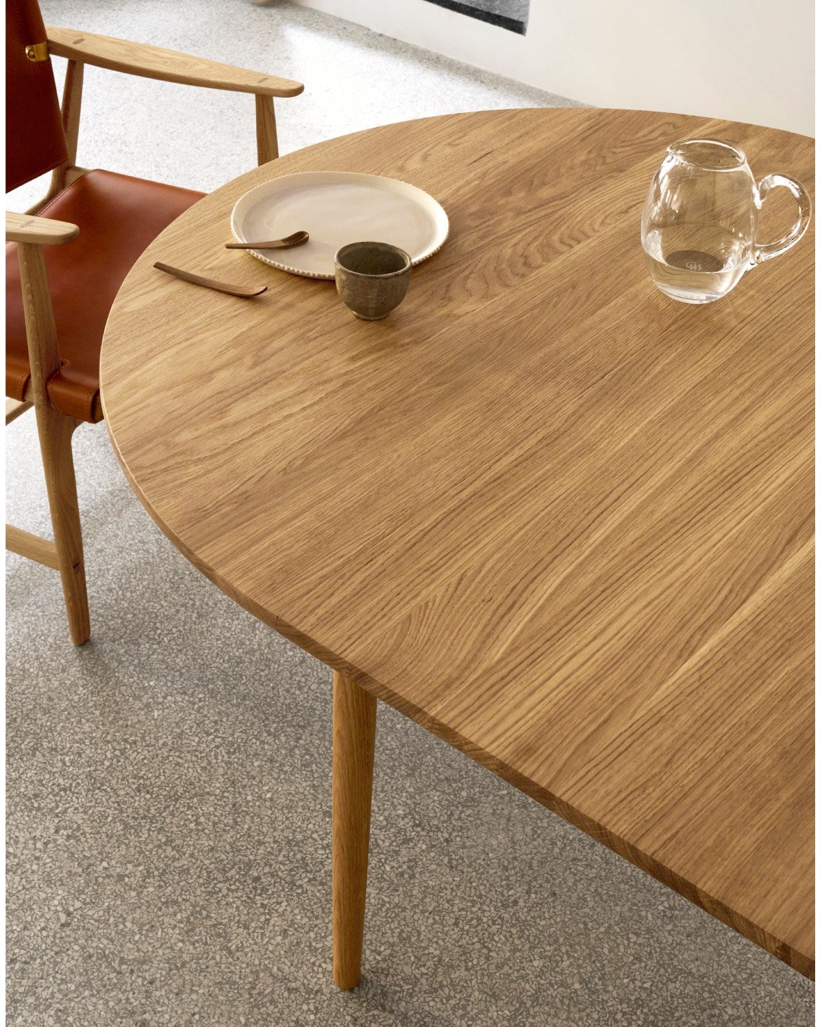 The BM0121 Dining Table from Carl Hansen & Søn can be extended with a solid oak or MDF leaf insert