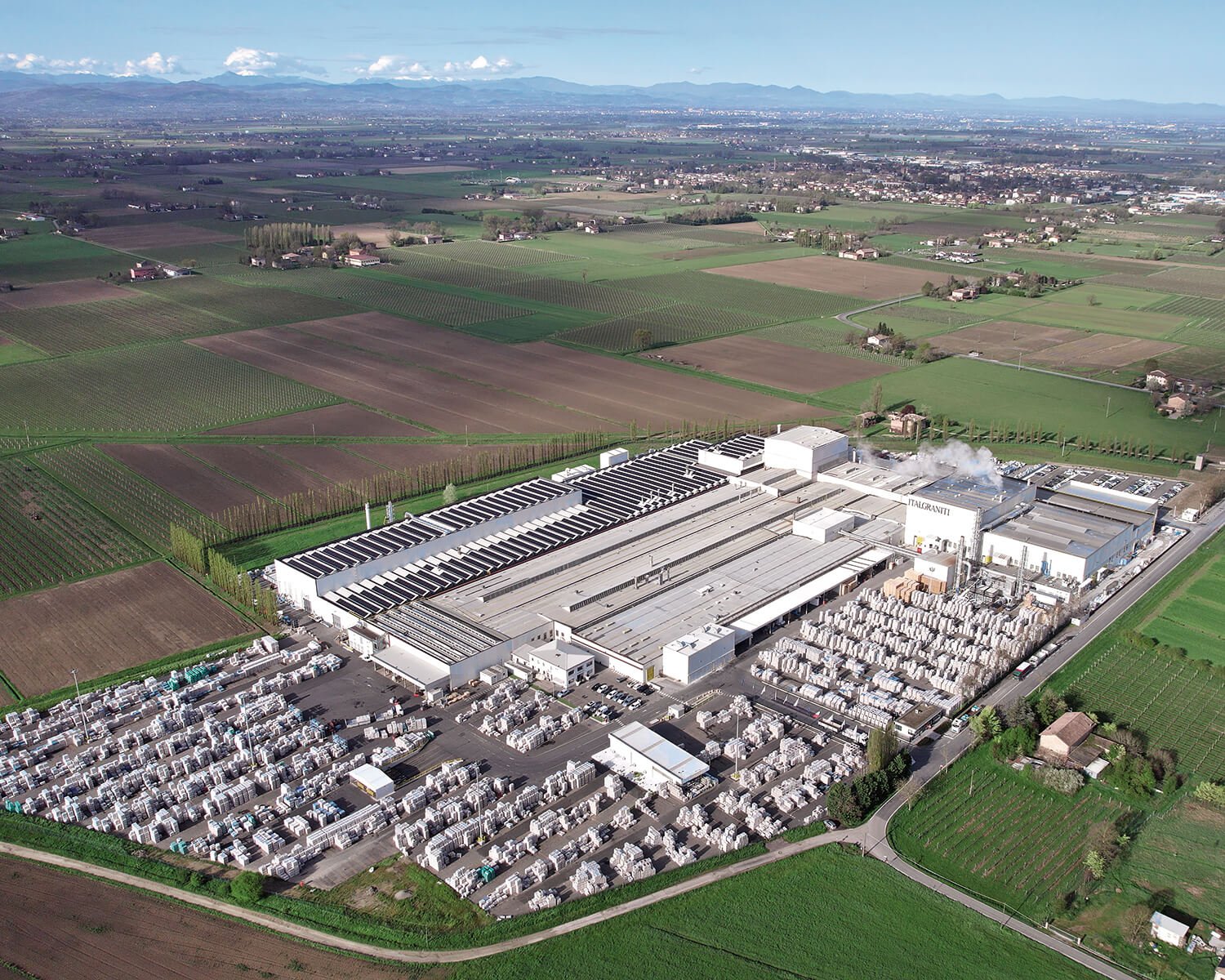 Italgraniti’s Italian production site outside Reggio Emilia recently underwent a major expansion, adding a new plant specifically dedicated to the production of large slabs while staying true to the company’s ethos of sustainability.