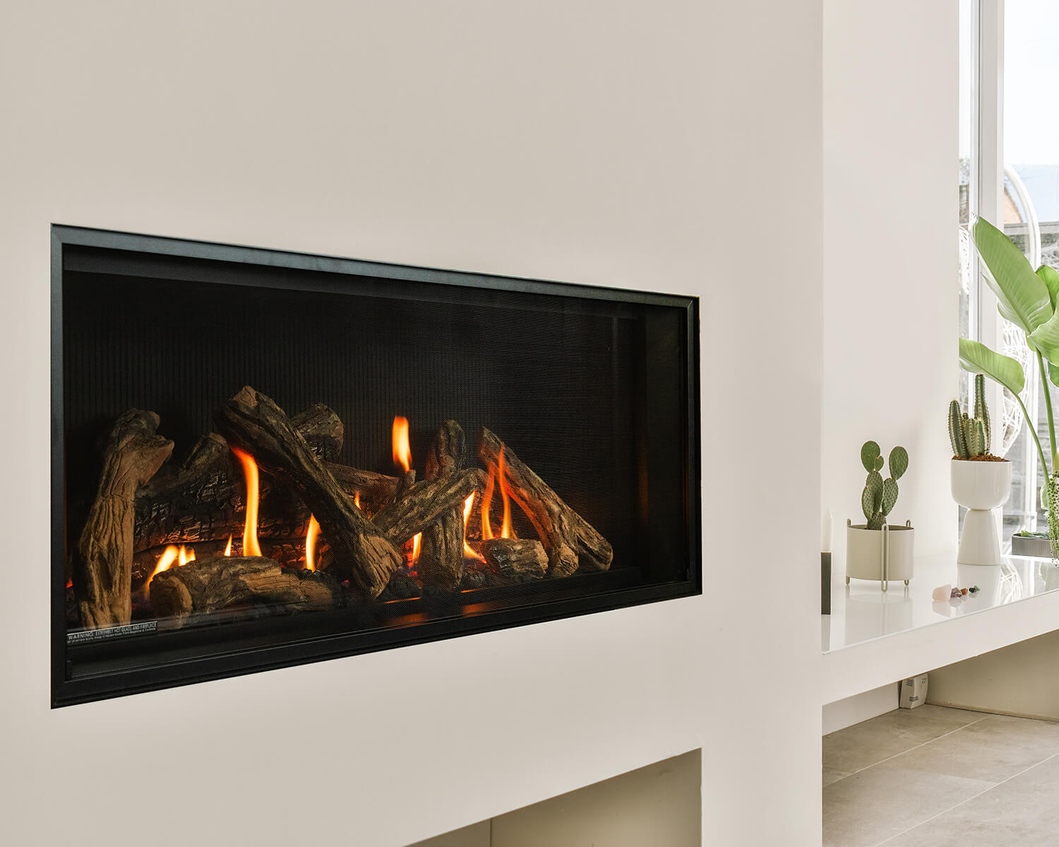The Valor LT2’s expansive 50-inch viewing area puts its lifelike flames and handcrafted Grand Traditional logs on full display — creating a stunning focal point in any room.